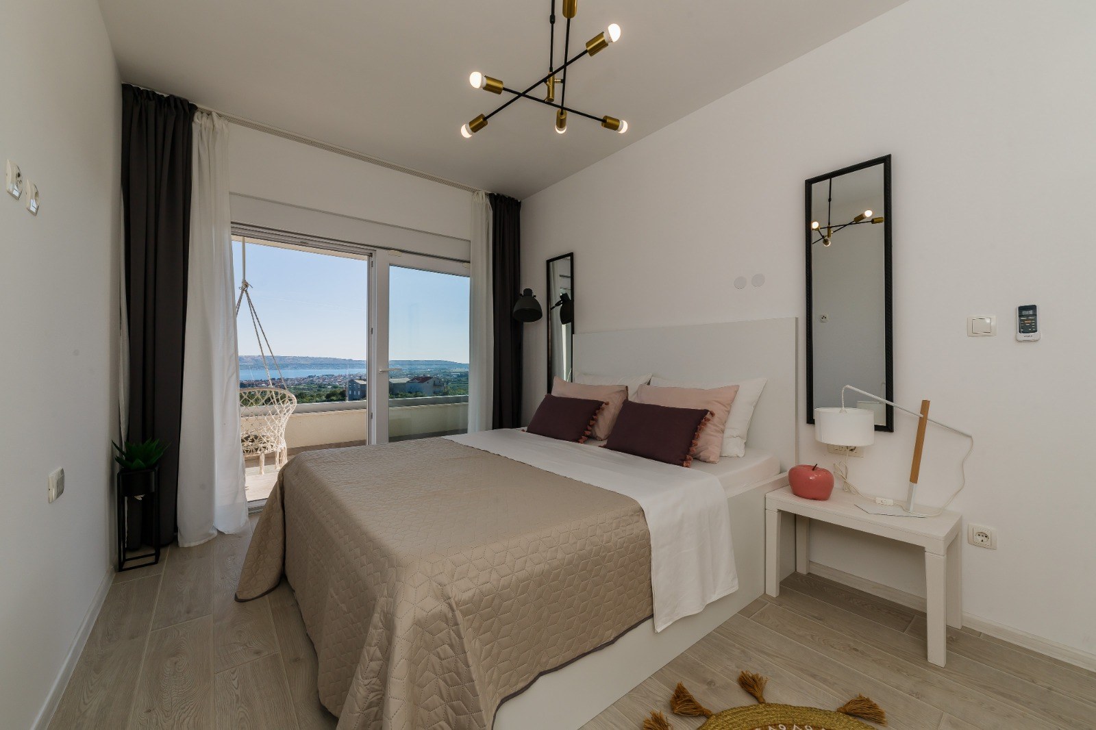 Double bedroom with balcony access at Villa BlueWave